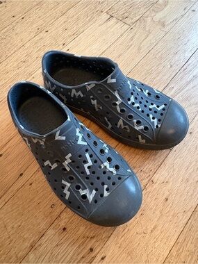 Native Kids Dark Gray Water Shoes with Light Gray Pattern